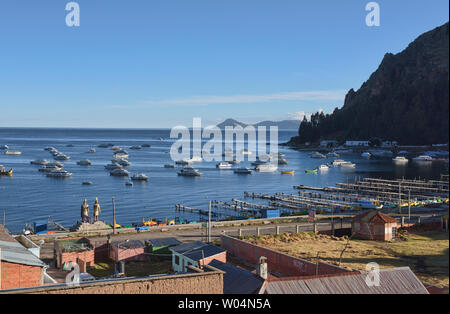 Boote im Hafen von Copacabana, Bolivien Stockfoto