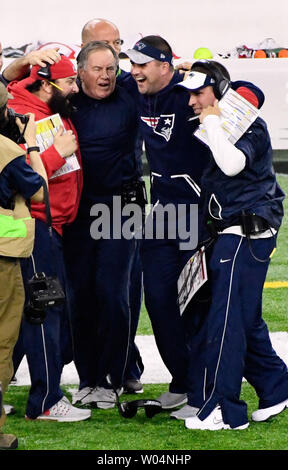 New England Patriots defensive Coordinator Matt Patricia (L-R), Head Coach Bill Belichick, Offensive Coordinator Josh McDaniels und Special Teams Coach Joe Richter Feiern nach einem Sieg gegen die Atlanta Falcons in Super Bowl LI am NRG Stadion in Houston am 5. Februar 2017. Die Patrioten besiegte die Falken 34-28 im ersten Überstunden das Spiel der Super Bowl. Foto von Brian Kersey/UPI Stockfoto