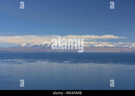 Blick auf die gesamte Cordillera Real über den Titicacasee, Isla del Sol, Bolivien Stockfoto