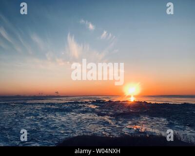 Das Meer in der nördlichen Winter, die von der Sonne beleuchtet, das gefrorene Meer ist auch sehr schön. Stockfoto