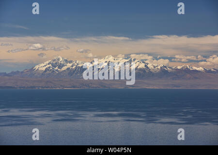 Blick auf die gesamte Cordillera Real über den Titicacasee, Isla del Sol, Bolivien Stockfoto