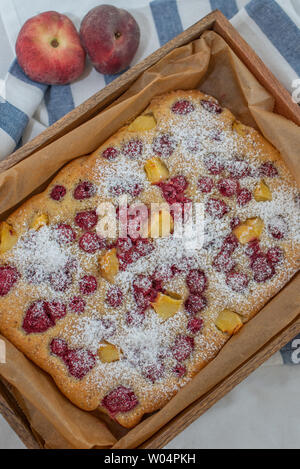 Himbeere Pfirsich Kuchen Stockfoto