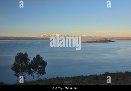 Blick auf die gesamte Cordillera Real und Isla de la Luna bei Sonnenuntergang über den Titicacasee, Isla del Sol, Bolivien Stockfoto