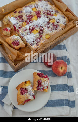 Himbeere Pfirsich Kuchen Stockfoto