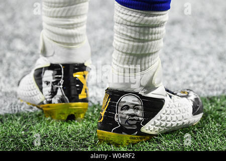 Los Angeles Rams defensive end Michael Brockers (90) sport ein paar Stollen mit Malcolm X und Martin Luther King vor dem Start der Super Bowl LIII bei Mercedes-Benz Stadion am 3. Februar 2019 in Atlanta. Foto von Kevin Dietsch/UPI Stockfoto