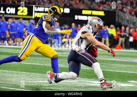 New England Patriots wide receiver Julian Edelman (11) ist durch jagte Los Angeles Rams linebacker Samson Ebukam (50) Auf einem Empfang im ersten Quartal Super Bowl LIII bei Mercedes-Benz Stadion am 3. Februar 2019 in Atlanta. Foto von Kevin Dietsch/UPI Stockfoto