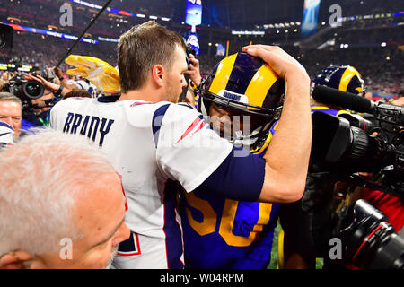 New England Patriots Quarterback Tom Brady (12) gibt eine Umarmung nach Los Angeles Rams linebacker Samson Ebukam (50) Nachdem die Patrioten die Los Angeles Rams 13-3 besiegt in Super Bowl LIII bei Mercedes-Benz Stadion am 3. Februar 2019 in Atlanta. Foto von Kevin Dietsch/UPI Stockfoto