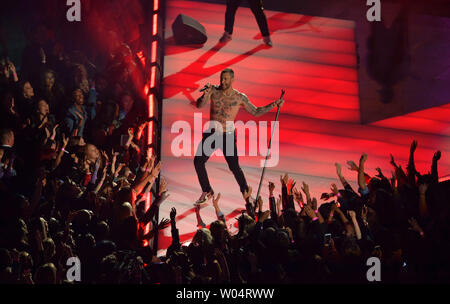 Die Maroon 5 Adam Levine führt während der Hälfte der Zeit des Super Bowl LIII zwischen den New England Patriots und die Los Angeles Rams bei Mercedes-Benz-Stadion in Atlanta am 3. Februar 2019. Foto von Rod Reilly/UPI Stockfoto