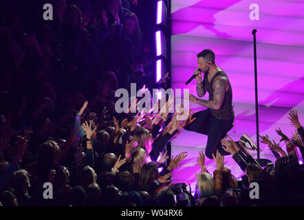 Die Maroon 5 Adam Levine führt während der Hälfte der Zeit des Super Bowl LIII zwischen den New England Patriots und die Los Angeles Rams bei Mercedes-Benz-Stadion in Atlanta am 3. Februar 2019. Foto von Rod Reilly/UPI Stockfoto