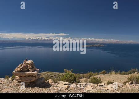 Blick auf die gesamte Cordillera Real über den Titicacasee, Isla del Sol, Bolivien Stockfoto