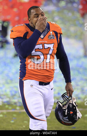 Denver Broncos defensive Ende Jeremy Mincey (57) Wischtücher sein Gesicht als er geht weg vom Feld nach dem Super Bowl XLVIII an MetLife Stadium in East Rutherford, New Jersey am 2. Februar 2014. Die Seattle Seahawks die Denver Broncos 43-8 in der ersten Super Bowl Schlagsahne in einem kalten Wetter. UPI/Chris Trotman Stockfoto