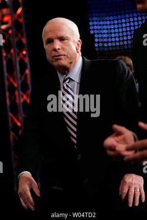 Us-Senator John McCain (R-AZ) plaudert mit den Moderatoren nach dem republikanischen Präsidentschaftskandidaten Debatte im Koger Zentrum der Künste statt auf dem Campus der Universität von South Carolina in Columbia, South Carolina am 15. Mai 2007. (UPI Foto/David Allio) Stockfoto