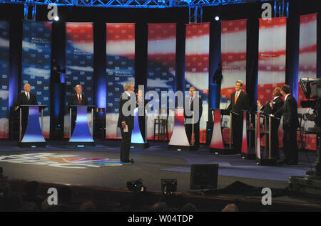 Der Reverend Al Sharpton macht einen Punkt mit Aussprache Moderator Tom Brokaw als Kandidaten auf (von links) General Wesley Clark, Senator Joe Lieberman, Congressman Dennis Kucinich, Gouverneur Howard Dean, Senator John Kerry, Sharpton und Senator John Edwards während der Südcarolina demokratische Präsidentschaftswahlen Debatte am Donnerstag, Januar 29, 2004, at Peace Center in Greenville, South Carolina. (UPI Foto/David Allio) Stockfoto