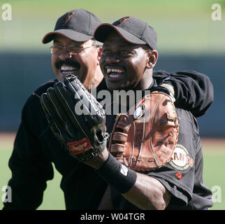 San Francisco Giants coach Luis Pujols und Marquis Grissom teilen sich ein Lachen an der Scottsdale Stadion in Scottsdale, Arizona, Jan. 23, 2005. (UPI FOTO/DAS Befugnisse) Stockfoto