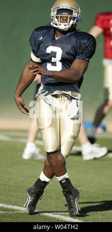 Notre Dame zurück laufen Darius Walker erstreckt sich während der Praxis für den 2. Januar 2006 Fiesta Bowl im Scottsdale Community College Dezember 28, 2005 in Scottsdale, AZ. (UPI FOTO/DAS Befugnisse) Stockfoto