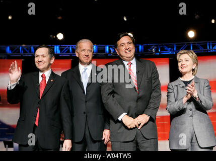 (Von links nach rechts) Repräsentative Dennis Kucinich (D-OH), Senator Joseph Biden (D-DE), Gouverneur Bill Richardson (D-NM) und Senatorin Hillary Rodham Clinton (D-NY) reagieren auf die audeinec vor der demokratischen Debatte auf dem Campus der South Carolina State University in Orangeburg, South Carolina am 26. April 2007. (UPI Foto/David Allio) Stockfoto