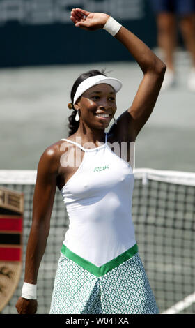 Venus Williams Wellen der Menge, die nach dem Sieg über Conchita Martinez 2-6, 6-2, 6-1 der Family Circle Cup Meisterschaft am Sonntag, April 18, 2004 zu gewinnen in Charleston, S.C. (UPI Foto/Nell Redmond) Stockfoto