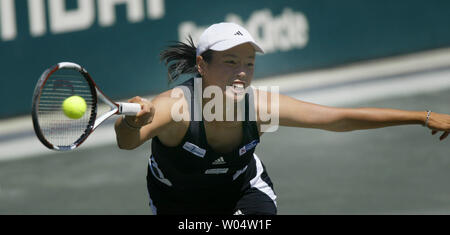 Yung-Jan Chan Taiwan hits eine Vorhand gegen Venus Williams in der dritten Runde der Family Circle Cup Turnier in Charleston, South Carolina am 12. April 2007. Williams gewann 6-2, 6-1. (UPI Foto/Nell Redmond) Stockfoto