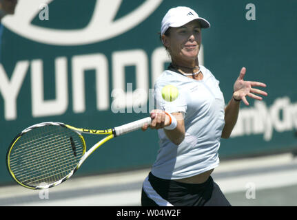 Anabel Medina Garrigues Spanien hits eine Vorhand gegen Venus Williams im Viertelfinale der Family Circle Cup Turnier in Charleston, South Carolina am 13. April 2007. Williams gewann das Match mit 6:4, 7-5. (UPI Foto/Nell Redmond) Stockfoto