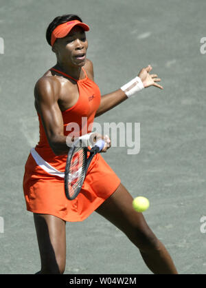 Venus Williams hits eine Vorhand Schuß gegen Anabel Medina Garrigues Spanien im Viertelfinale der Family Circle Cup Turnier in Charleston, South Carolina am 13. April 2007. Williams gewann das Match mit 6:4, 7-5. (UPI Foto/Nell Redmond) Stockfoto