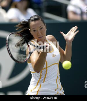 Jelena Jankovic aus Serbien hits eine Vorhand Schuß zu Venus Williams im Halbfinale der Family Circle Cup Turnier in Charleston, South Carolina am 14. April 2007. Jankovic gewann das Spiel 3-6, 6-3, 7-6. (UPI Foto/Nell Redmond) Stockfoto