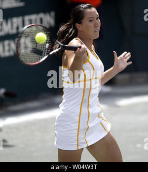 Jelena Jankovic aus Serbien hits eine Vorhand zu Venus Williams im Halbfinale der Family Circle Cup Turnier in Charleston, South Carolina am 14. April 2007. Jankovic gewann das Spiel 3-6, 6-3, 7-6. (UPI Foto/Nell Redmond) Stockfoto