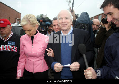 Präsidentschaftskandidaten Senator John McCain, R-Ariz, Links, Rechts, und seine Frau Cindy McCain, Besuch einer Abstimmung durch den Ort in Charleston, South Carolina am 19. Januar 2008 während der Republikanischen primary. (UPI Foto/Nell Redmond) Stockfoto