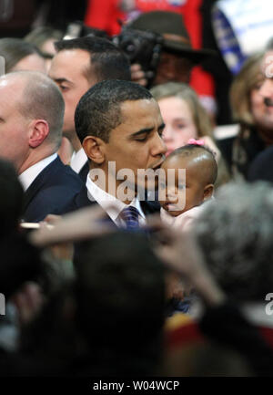 Demokratische Präsidentschaftskandidaten Senator Barack Obama, D - Illinois, Küsse fünf Monate altes Daryn Bailey Binns von Columbia, South Carolina, nach einem Gespräch mit Anhängern in Columbia, South Carolina am 20. Januar 2008, als er Kampagnen für die Südcarolina demokratische Grundschule. (UPI Foto/Nell Redmond) Stockfoto