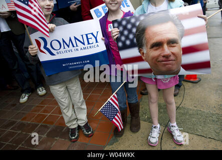 Kinder halten ein Poster von Mitt Romney außerhalb seiner camping Hauptsitz in Greenville, South Carolina am 21. Januar 2012. Romney bildet seinen endgültigen push so früh Umfragewerte zeigen seine Leitung rutscht zu Newt Gingrich. UPI/Kevin Dietsch.. Stockfoto