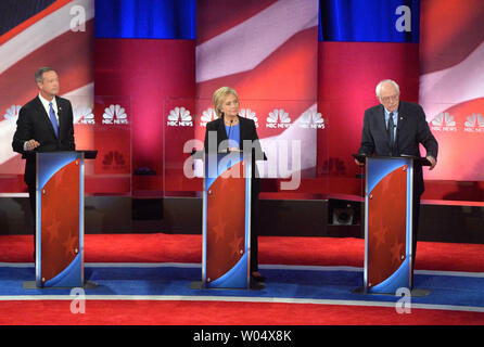 Demokratische Präsidentschaftskandidaten ehemalige Außenministerin Hillary Clinton, Senator Bernie Sanders und ehemalige reg. von Maryland Martin O'Malley in der demokratischen Präsidentenprimär Debatte an der gaillard Centre in Charleston, South Carolina am 17. Januar 2016 beteiligen. Foto von Kevin Dietsch/UPI Stockfoto