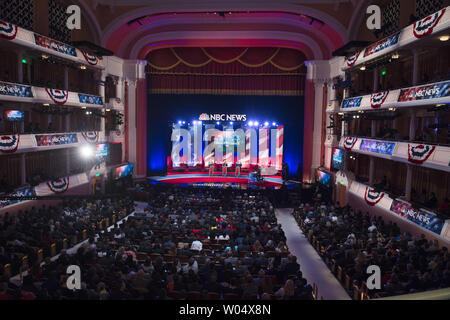 Demokratische Präsidentschaftskandidaten ehemalige Außenministerin Hillary Clinton, Senator Bernie Sanders und ehemalige reg. von Maryland Martin O'Malley in der demokratischen Präsidentenprimär Debatte an der gaillard Centre in Charleston, South Carolina am 17. Januar 2016 beteiligen. Foto von Kevin Dietsch/UPI Stockfoto