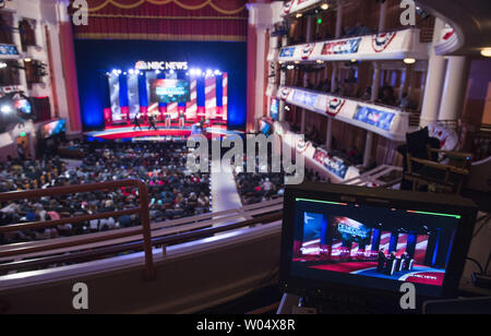 Demokratische Präsidentschaftskandidaten ehemalige Außenministerin Hillary Clinton, Senator Bernie Sanders und ehemalige reg. von Maryland Martin O'Malley in der demokratischen Präsidentenprimär Debatte an der gaillard Centre in Charleston, South Carolina am 17. Januar 2016 beteiligen. Foto von Kevin Dietsch/UPI Stockfoto