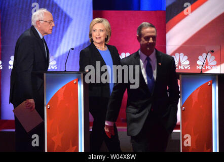 Demokratische Präsidentschaftskandidaten ehemalige Außenministerin Hillary Clinton, Senator Bernie Sanders und ehemalige reg. von Maryland Martin O'Malley in der demokratischen Präsidentenprimär Debatte an der gaillard Centre in Charleston, South Carolina am 17. Januar 2016 beteiligen. Foto von Kevin Dietsch/UPI Stockfoto