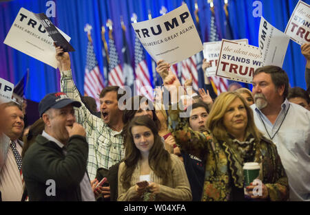 Anhänger der republikanischen Präsidentschaftskandidaten Donald Trump jubeln während der Trumpf Primär Südcarolina Nacht Wahl Rallye in Spartanburg, South Carolina am 20. Februar 2016. Foto von Kevin Dietsch/UPI Stockfoto