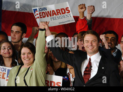 Senator John Edwards und seine Frau, Elizabeth, halten die Hände während der South Carolina Sieg Feier in Jillians auf primären Tag, Dienstag, 3. Februar 2004 in Columbia, South Carolina. (UPI Foto/David Allio) Stockfoto