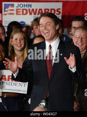 Ein glückliches Senator John Edwards ist von seiner Familie flankiert, Frau Elizabeth (links) und seine Eltern Wallace und Bobbie während der Edwards Südcarolina Siegesfeier auf dem primären Tag, Dienstag, 3. Februar 2004 in Columbia, South Carolina. (UPI Foto/David Allio) Stockfoto