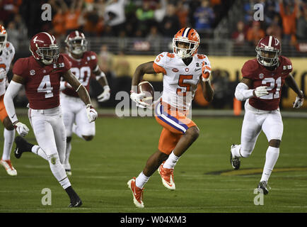 Clemson Tiger wide receiver T-Stück Higgins (5) Splits Alabama Crimson Tide Verteidiger Saivion Smith (4) und Jared Maydon im ersten Quartal der GFP nationale Meisterschaft, die am 7. Januar 2019 bei Levi's Stadion in Santa Clara, Kalifornien. Foto von Terry Schmitt/UPI Stockfoto