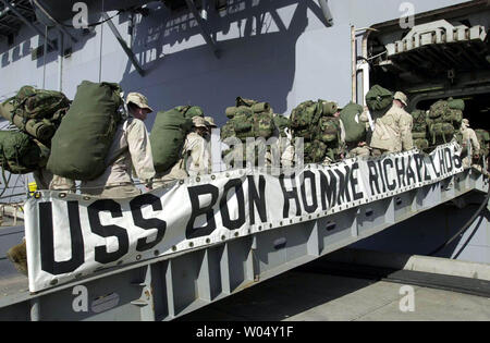 SDP 2003011507 - SAN DIEGO, Jan. 15 (UPI) - Camp Pendleton Marines sammeln und Ausrüstung vor dem Amphibisches Schiff USS BONHOMME RICHARD, boarden am 31.01.15, 2003, an der 32nd Street Naval Station in San Diego. Die Marines wurden laden Ausrüstung und Personal auf sieben andere Angriff Schiffe an der Basis für mehrere Tage in Vorbereitung auf die Bereitstellung am 31.01.17, für einen möglichen Angriff auf den Irak. rlw/EG/EARL S. CRYER UPI Stockfoto