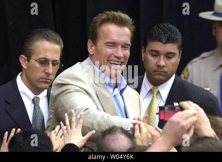 Der Gouverneur von Kalifornien, Arnold Schwarzenegger, schüttelt Hände mit Anhänger auf einer Kundgebung für seine Kalifornien Recovery Plan, 2. Dezember 2003 in San Diego, Kalifornien. Schwarzenegger fordert Unterstützung für seinen Vorschlag für eine Verfassungsänderung, die eine Neuverschuldung des Staates verbieten würden. (UPI Foto/Earl S. Cryer) Stockfoto