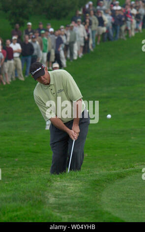 Golfspieler Tom Lehman schlägt die Kugel aus dem rauhen auf dem 11 Loch, 22. Januar 2005, an der Buick Invitational am Torrey Pines Golf Course in San Diego, Kalifornien nach Nebel spielen zum dritten Mal in zwei Tagen verzögert. Lehman und Tiger Woods beendete den Tag als Co - Führer mit 14 unter Par (UPI Foto/Earl S. Cryer) Stockfoto