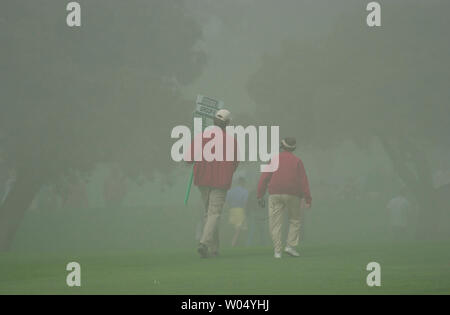 Golf Marschälle gehen weg vom Kurs, 22. Januar 2005 nach Nebel spielen zum dritten Mal in zwei Tagen während des Buick Invitational am Torrey Pines Golf Course in San Diego, Kalifornien, verzögert. Das Turnier später fortgesetzt mit Tom Lehman und Tiger Woods den Tag als Co - Führer mit 14 unter Par (UPI Foto/Earl S. Cryer) Stockfoto