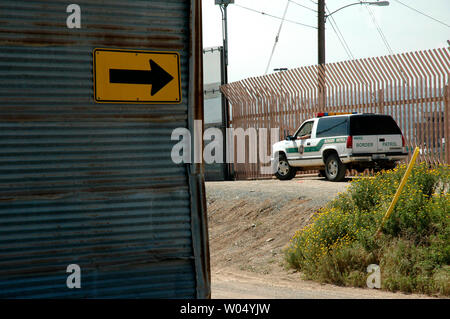 Border Patrol-Agenten E.L. Spencer prüft die Grenze Zaun, Tijuana, Mexiko und San Diego, Kalifornien, in der Nähe des Grenzübergang San Ysidro, 22. März 2005. Eine Analyse von Daten der Regierung des Pew Hispanic Center, ein eigenes Research Group in Washington DC, zeigte eine geschätzte 10,3 Mio. undokumentierte Einwanderer in den Vereinigten Staaten im letzten Jahr, eine Steigerung von über 23 Prozent von 8,4 Mio. im Jahr 2000 und wird ein heißes Thema bei den Nordamerikanischen Gipfel, wenn US-Präsident George W. Bush trifft sich mit mexikanischen Präsidenten Vicente Fox und der kanadische Premierminister Paul Martin, März 23. Stockfoto