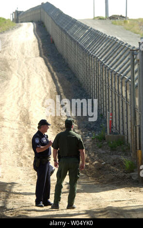 Border Patrol-Agenten E.L. Spencer (rechts) und die US-Zollbehörden Border Protection Agent Tom Judd ein bahnuebergang an der Grenze Zaun, Tijuana, Mexiko und San Diego, Kalifornien, 22. März 2005. Eine Analyse von Daten der Regierung des Pew Hispanic Center, ein eigenes Research Group in Washington DC prüfen, zeigte eine geschätzte 10,3 Mio. undokumentierte Einwanderer in den Vereinigten Staaten im letzten Jahr, eine Steigerung von über 23 Prozent von 8,4 Mio. im Jahr 2000 und wird ein heißes Thema bei den Nordamerikanischen Gipfel, wenn US-Präsident George W. Bush trifft sich mit mexikanischen Präsidenten Vicente Fox und kanadischen Pr. Stockfoto