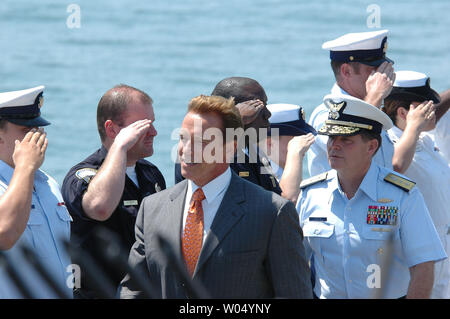 Der kalifornische Gouverneur Arnold Schwarzenegger (links) zusammen mit Admiral Kevin Eldridge, Kommandant der Elften Küstenwache Bezirk (rechts) vorbei an der Küstenwache, Marine und Polizei persönliche, 27. Juli 2005, in San Diego, Kalifornien. Schwarzenegger war im San Diego Coast Guard base a $ 5 Mio. € als Zuschuss zu verkünden port security bei 11 von Kaliforniens Ports bei einem Besuch der San Diego Coast Guards neue Joint Operations Center zu verbessern. (UPI Foto/Earl S. Cryer) Stockfoto