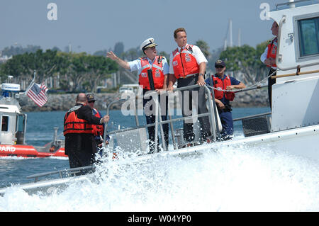 Der Gouverneur von Kalifornien, Arnold Schwarzenegger (rechts) zusammen mit Admiral Kevin Eldridge, Kommandant der Elften Küstenwache Bezirk (links) Blick auf während eines Homeland Security Demonstration, 27. Juli 2005, in der Bucht von San Diego, San Diego, Kalifornien. Schwarzenegger kündigte eine $ 5 Mio. für die Gefahrenabwehr im Hafen bei 11 von Kaliforniens Ports bei einem Besuch der San Diego Coast Guards neue Joint Operations Center zu verbessern. (UPI Foto/Earl S. Cryer) Stockfoto