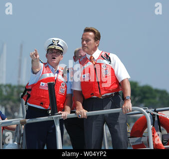 Der Gouverneur von Kalifornien, Arnold Schwarzenegger (rechts) zusammen mit Admiral Kevin Eldridge, Kommandant der Elften Küstenwache Bezirk (links) Blick auf während eines Homeland Security Demonstration, 27. Juli 2005, in der Bucht von San Diego, San Diego, Kalifornien. Schwarzenegger kündigte eine $ 5 Mio. für die Gefahrenabwehr im Hafen bei 11 von Kaliforniens Ports bei einem Besuch der San Diego Coast Guards neue Joint Operations Center zu verbessern. (UPI Foto/Earl S. Cryer) Stockfoto