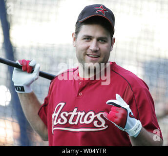 Houston Astros erste Basisspieler Lance Berkman zu Beginn des Spiels gegen die San Diego Padres at Petco Park, San Diego, CA am 23. August 2005 erwartet. Die Padres gewann 2-0. (UPI Foto/Roger Williams). Stockfoto