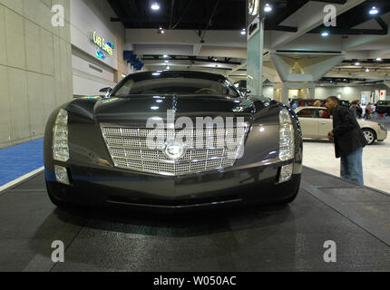 Ein Besucher der San Diego International Auto Show blickt auf eine neue Cadillac 2006 16 Concept Car zusammen mit einigen der über 400 2005 und 2006 Modell Fahrzeuge auf dem San Diego Convention Center, 28. Dezember 2005 in San Diego, Kalifornien. Die Auto Show wird voraussichtlich über drei hundert Tausend Menschen anzuziehen und die sechs größten im Land, mit Concept Cars und neuen Releases von oben Automobilhersteller. (UPI Foto/Earl S. Cryer) Stockfoto