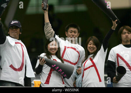 Die japanischen Fans warten auf das abschließende Spiel der World Baseball Classic at Petco Park, San Diego, CA, 20. März 2006 zu starten. Japan besiegt Kuba, das Turnier zu gewinnen. (UPI Foto/Roger Williams). Stockfoto