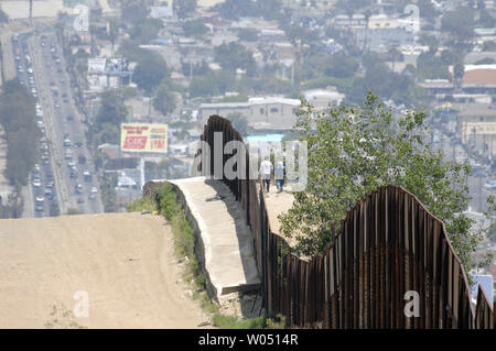 Der US-mexikanischen Grenze zwischen Tijuana, Mexiko, auf der rechten Seite und San Diego, Kalifornien, auf der linken Seite, 13. Mai 2006. Der Grenzzaun verläuft vom Golf von Mexiko in Texas Ende in den Pazifischen Ozean. (UPI Foto/Earl S. Cryer) Stockfoto